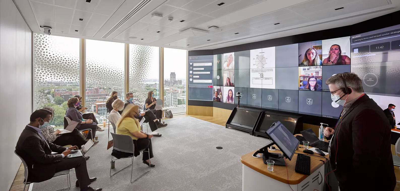 sala conferenze con un'intera parete dedicata ai monitor