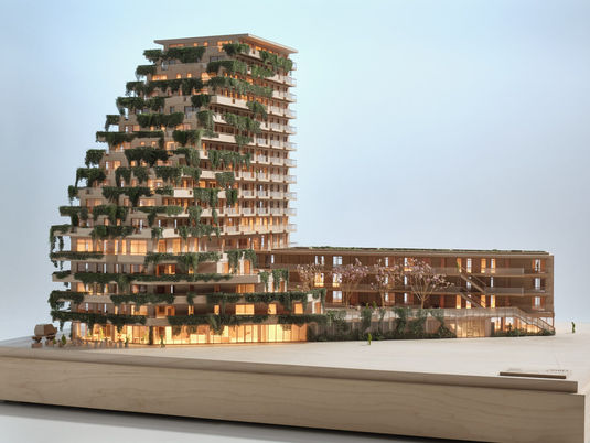 Modello in scala del SAWA Building di Rotterdam: vista dell'architettura a gradoni interamente in legno, con ampie terrazze sfalsate e fioriere integrate.