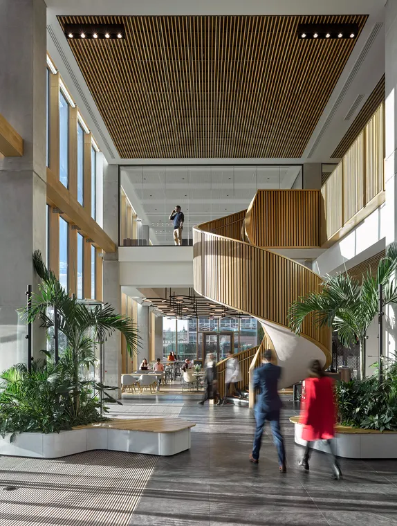 scala a chiocciola in legno nell'atrio principale