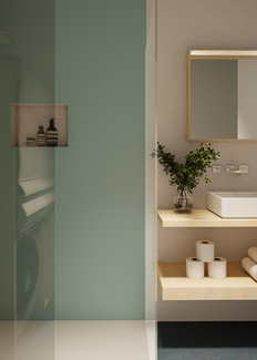 Bagno compatto con lavabo da appoggio su mensole in legno, specchio con luce integrata, doccia con parete in vetro e nicchia per prodotti, pianta decorativa accanto al lavabo.