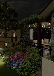 Giardino notturno ben illuminato con vialetto in pietra, aiuole fiorite, albero con frutti e pergolato ricoperto di piante rampicanti che sovrasta un tavolo da pranzo all’aperto.