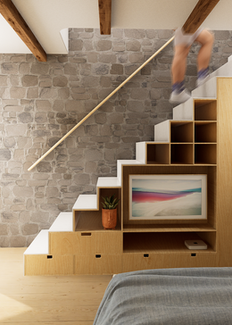 Scala interna in legno chiaro integrata in una parete attrezzata con nicchie e cassetti, televisore incassato, parete in pietra e luce naturale proveniente da una finestra laterale.