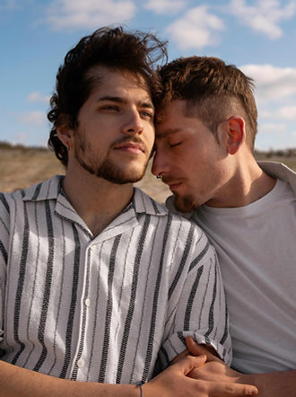 medium-shot-gay-couple-beach (1) (1)_edi