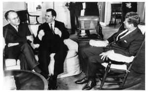18 de octubre de 1962: Fotografía de la Casa Blanca del presidente Kennedy reunido con el ministro de Relaciones Exteriores soviético, Andrei Gromyko, y el embajador Anatoly Dobrynin, en la que JFK no revela que sabe sobre los misiles, y Gromyko afirma que la asistencia militar soviética es puramente defensiva.