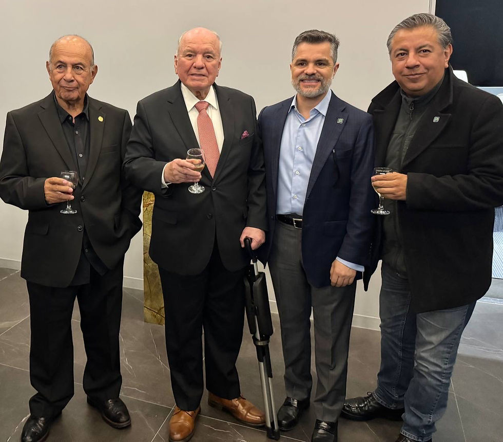 Distinguida presencia Sergio Vergara, Dr. Luis Hernández Martínez Director Académico de la institución, Dr. Eduardo García-Flores y su hijo Mtro. Marcelo García Almaguer