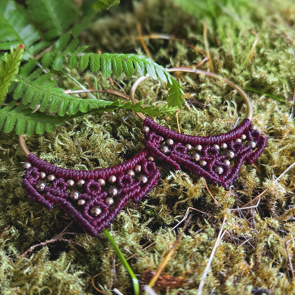 Messing & Makramee-Creolen "KYRA" Bordeaux Rot und Messing