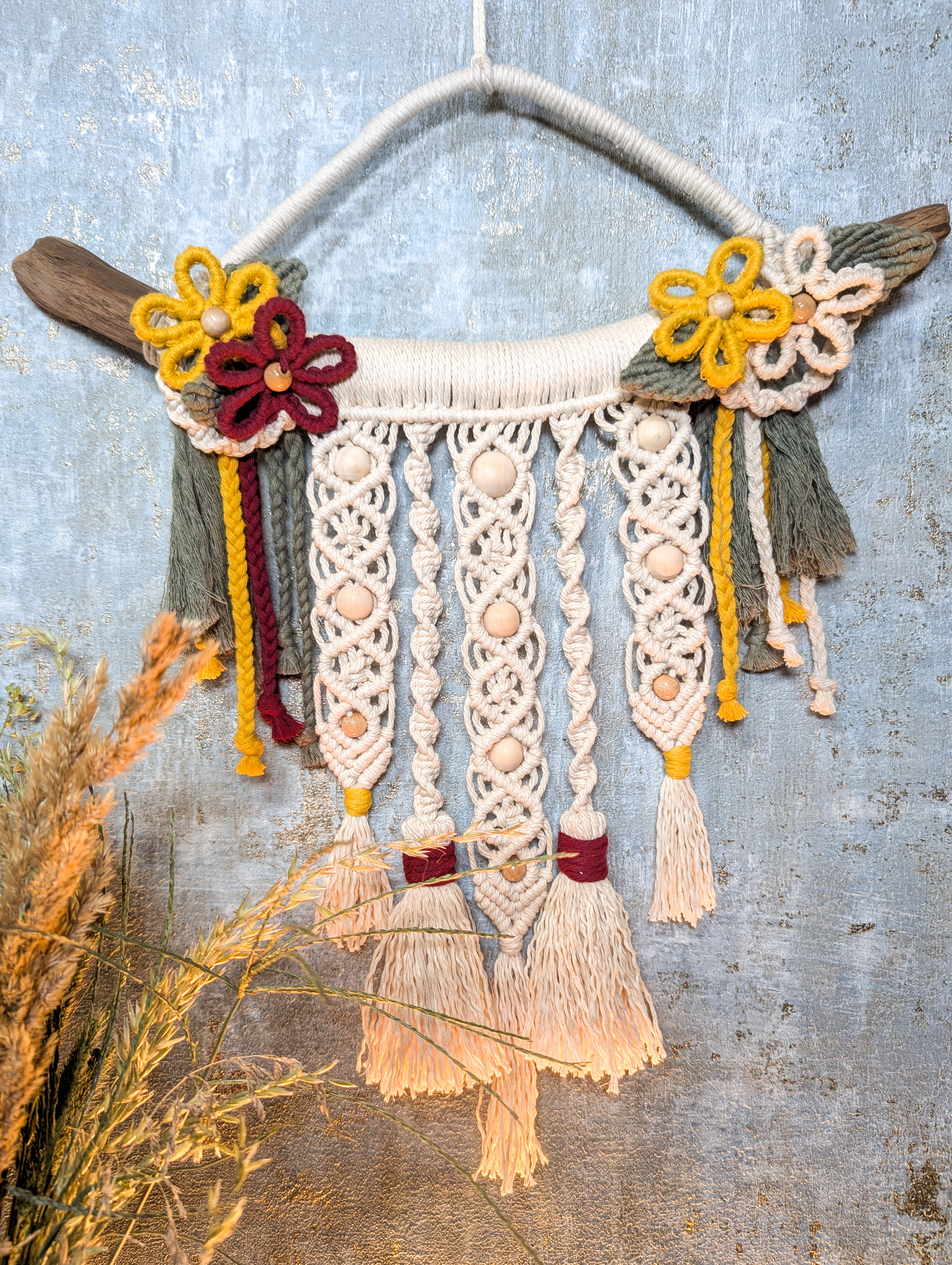 Makramee-Wandbehang Flora mit Gelb, Roten und Weißen Blüten auf Schwemmholz