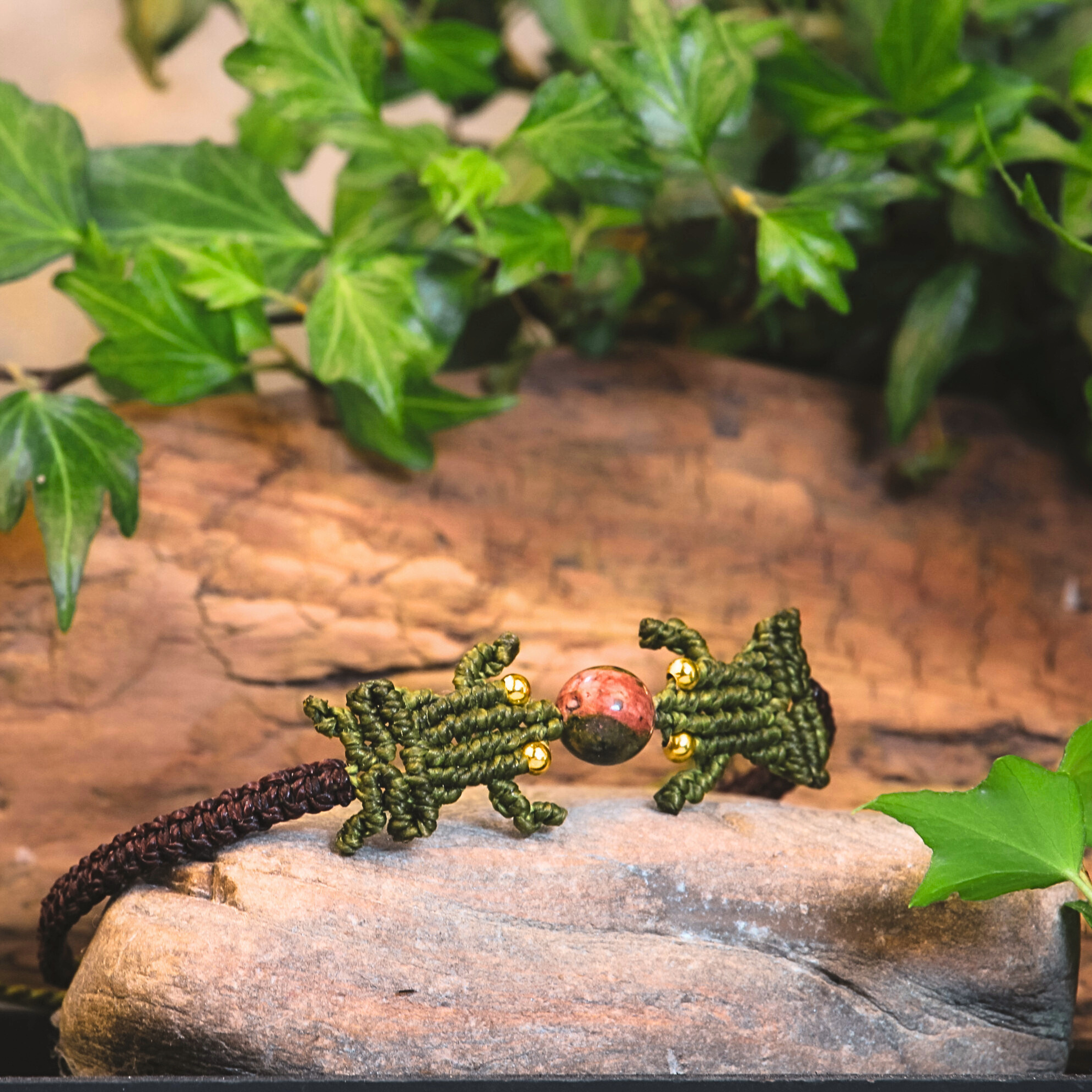 "Lucky Jumper" Makramee Frosch-Armband Unakit