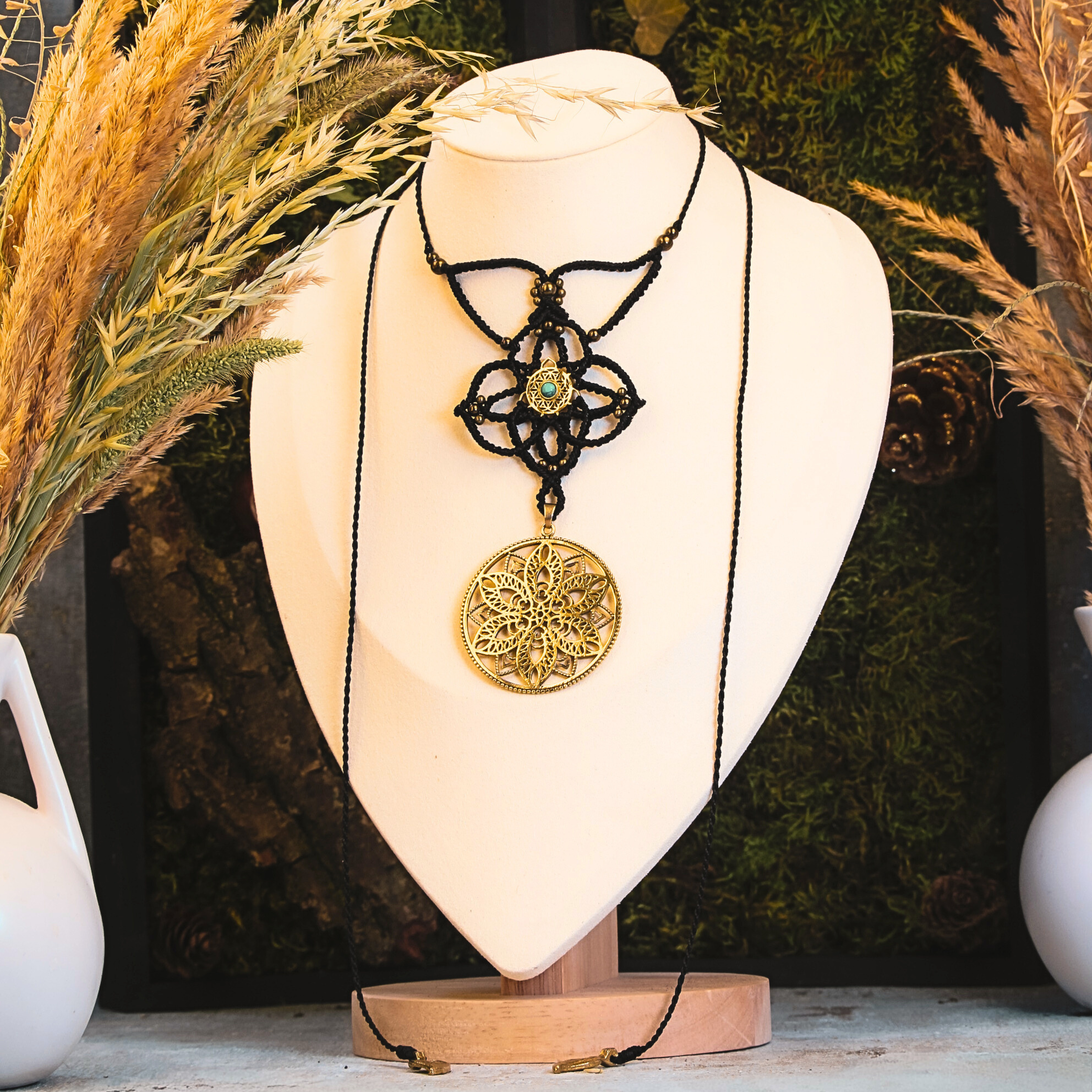 "Mandala Spirit" Makramee Choker mit kleinem Türkisstein im Mittelpunkt, Messing Mandala Anhänger und Messing Charms