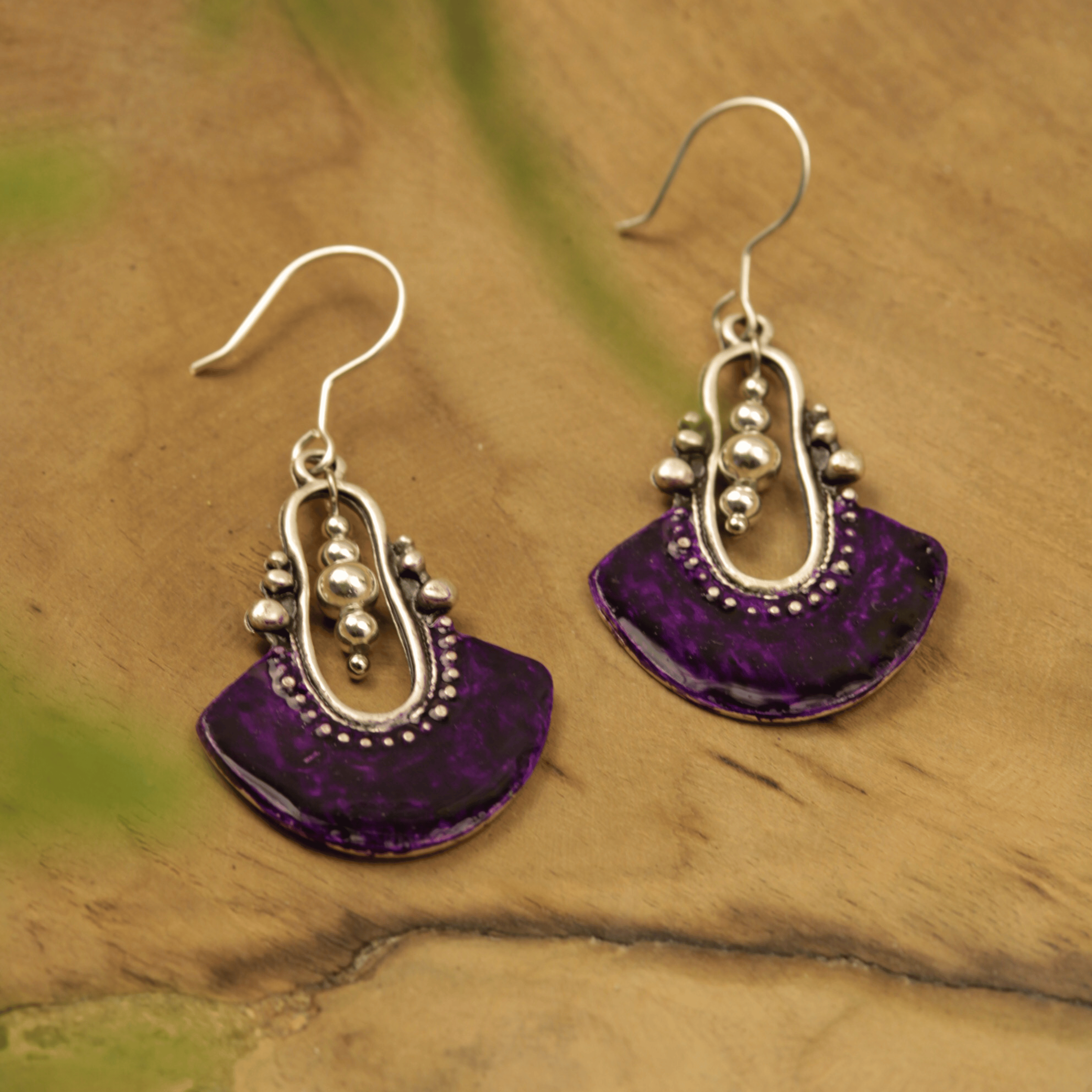 Handgefertigte orientalische Metall-Ohrhänger "Mirasol" in antikem Silber mit handbemaltem violettem Aquarell-Inlay und 925er