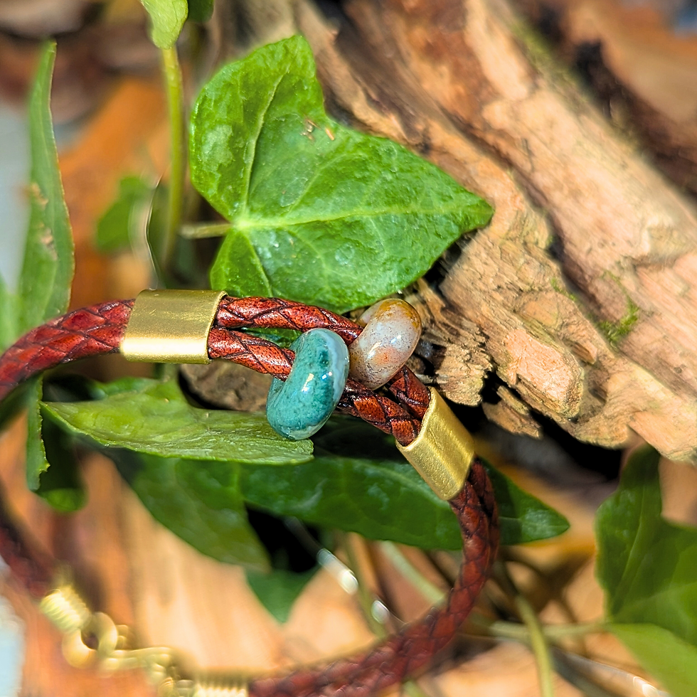 „Rionn Twist“ – geflochtenes Lederarmband Balance japan jaspis perlen grün orange