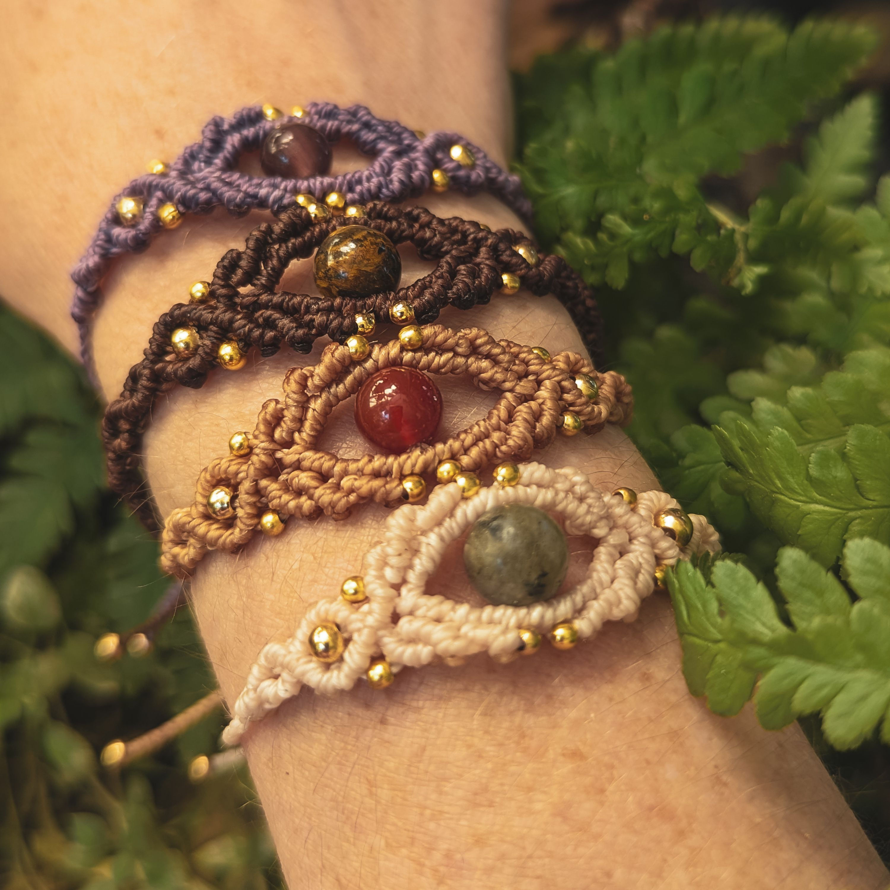 Handgefertigte Ethno Boho Makramee Armbänder in verschiedenen Farben