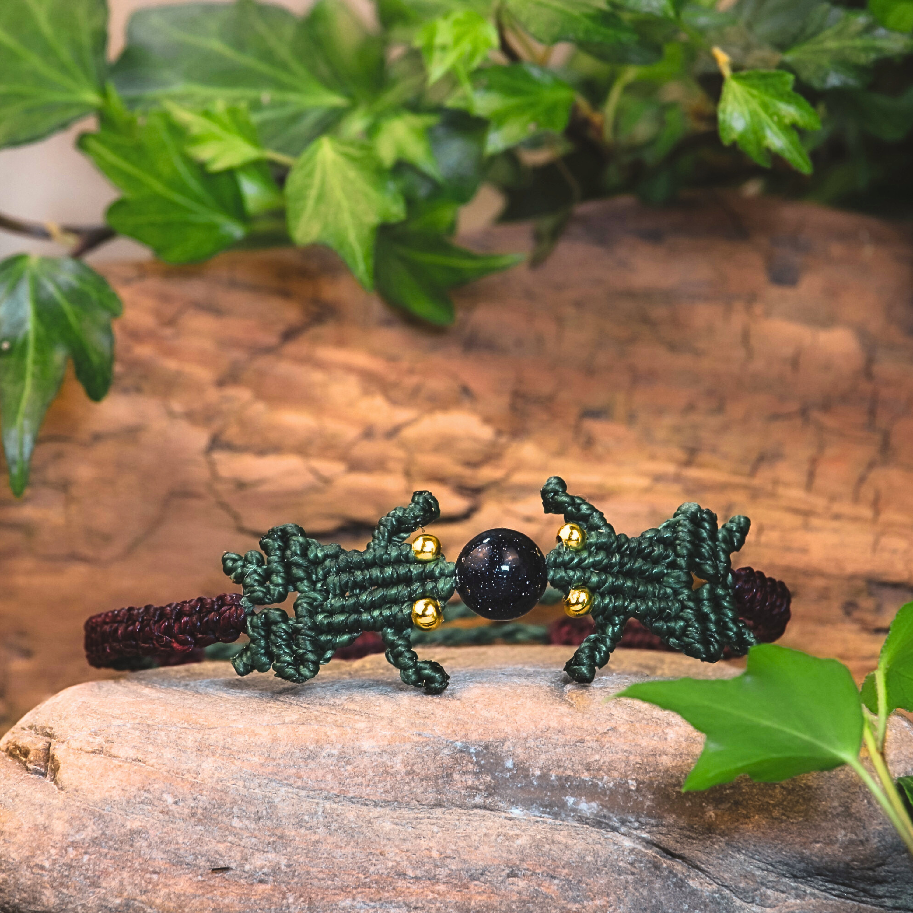 "Lucky Jumper" Makramee Frosch-Armband Sandstein