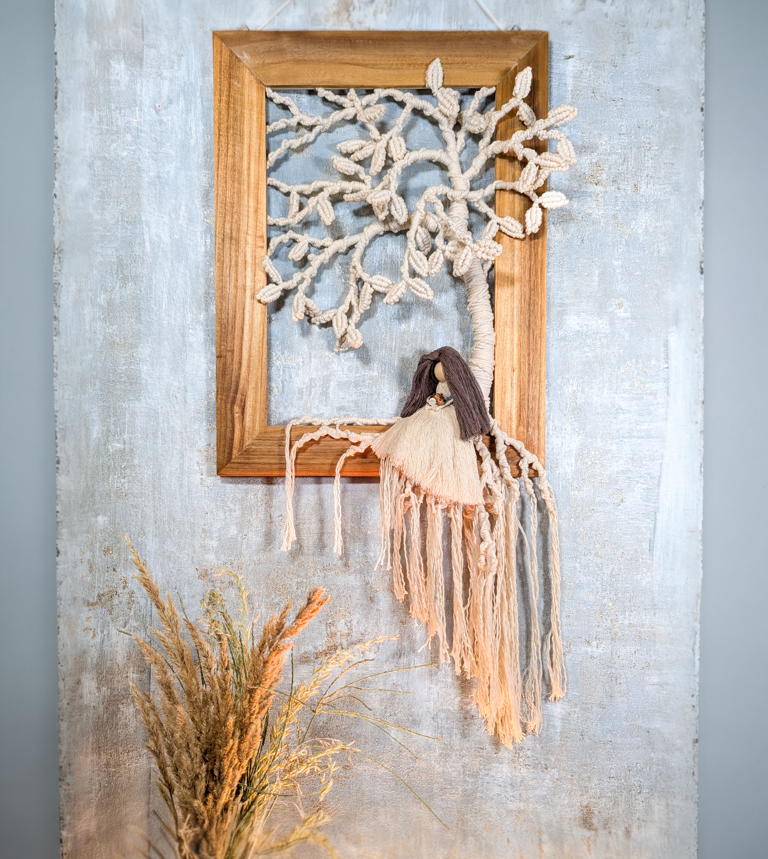 Makramee Bild in Holzrahmen Makramee Mädchen mit Igel unter Makramee-Baum