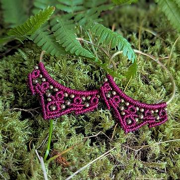 Makramee Ohrringe Bordeaux Rot _Kyra_ Messingcreolen Shop Galerie Aranya´s Art (2).png