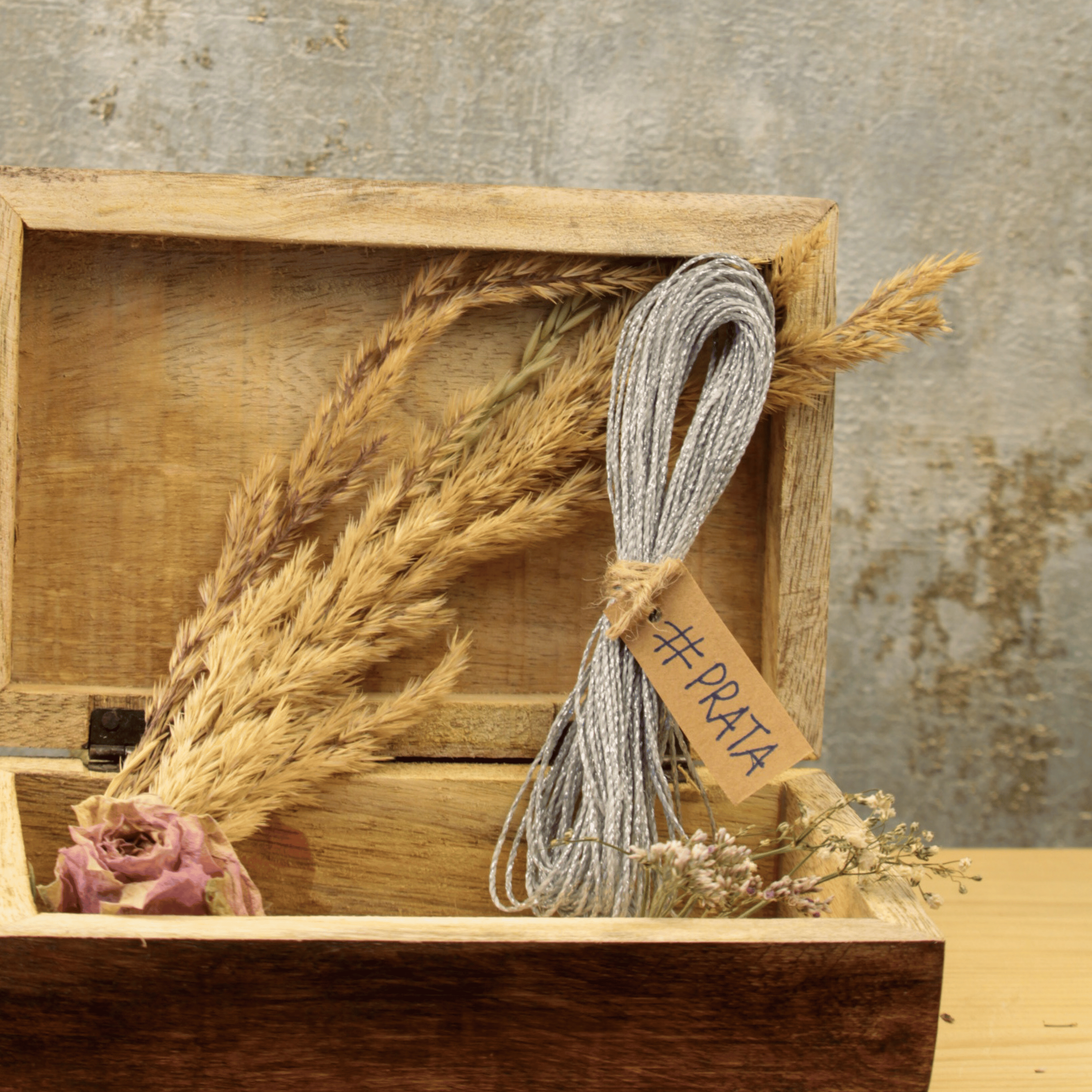 Linhasita Makramee Garn Stärke 1mm in einer Holzbox mit Trockenblumen, nachhaltiges Material für handgeknüpften Schmuck.