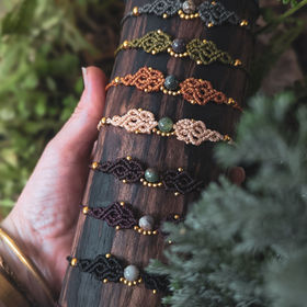 Shop Kategorie Armbänder, hochwertige und handgefertigte Makramee Armbänder mit Edelstein Perle, stufenlos verstellbar, wasserfest und langlebig in verschiedenen Farben von Aranya´s Art