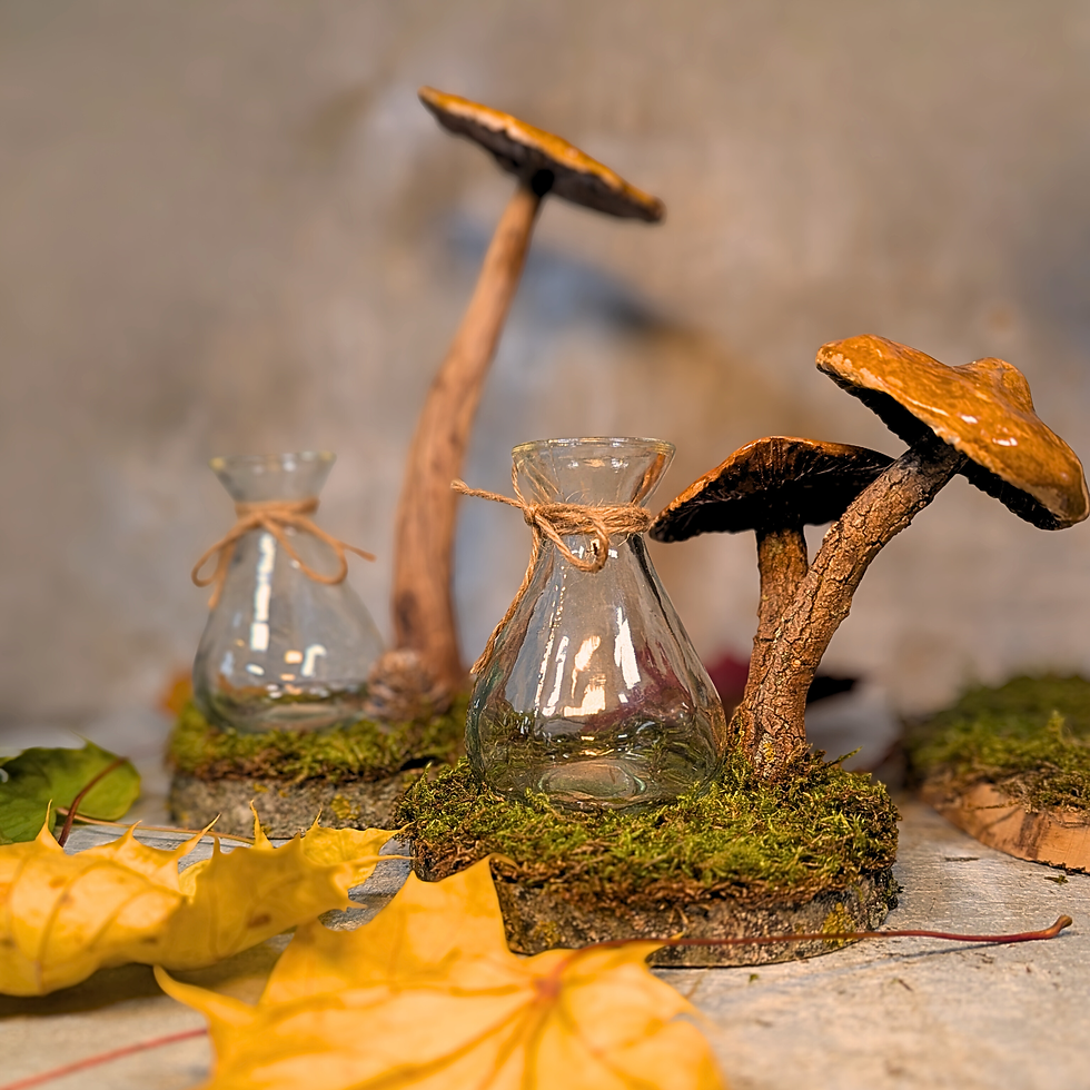 Naturdeko-Aufsteller "WALDGEIST" – Ton Pilz auf Baumscheibe mit Moos & Vase (Limited Edition) von Aranya´s Art