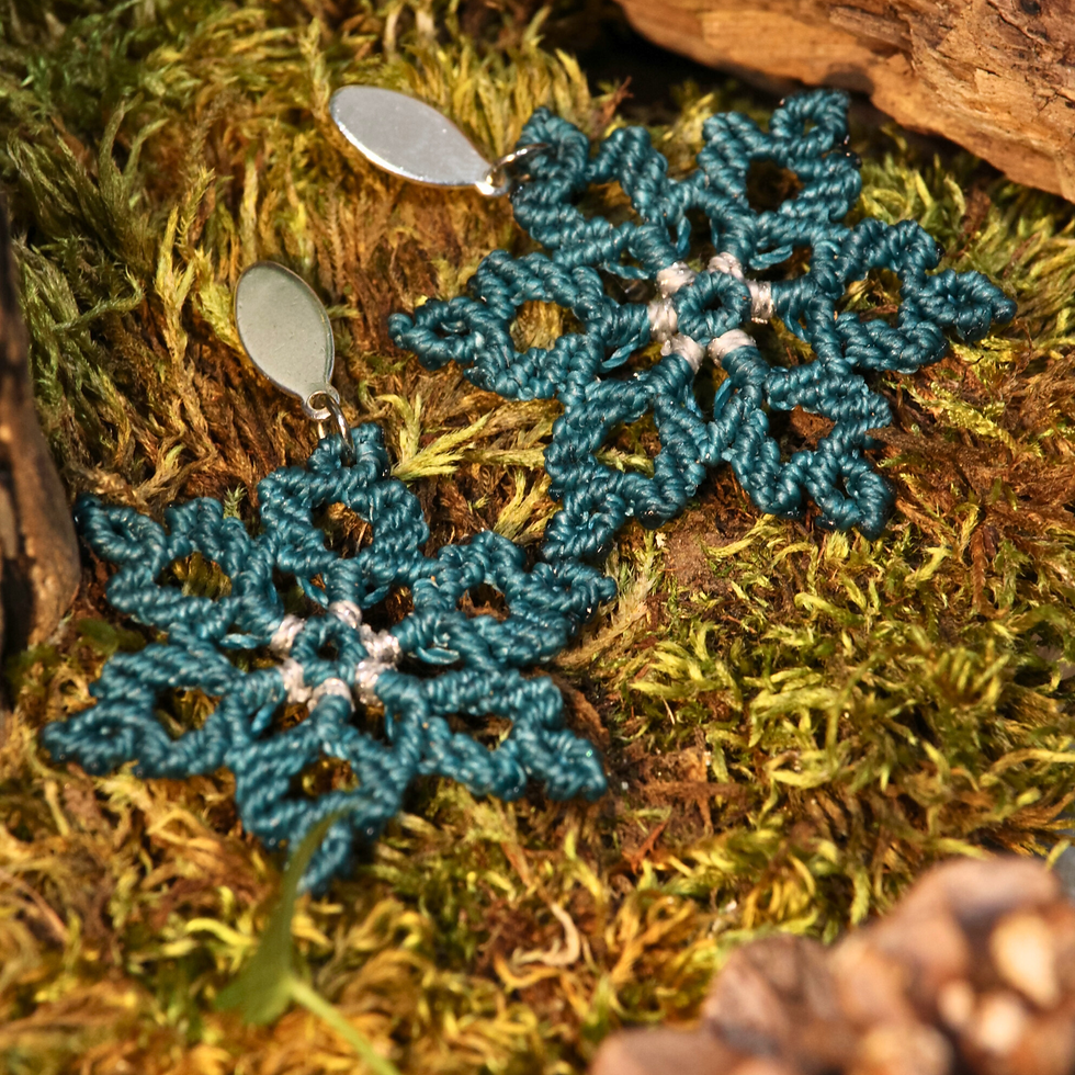 "Snowflake" Makramee-Ohrringe Petrol-blau