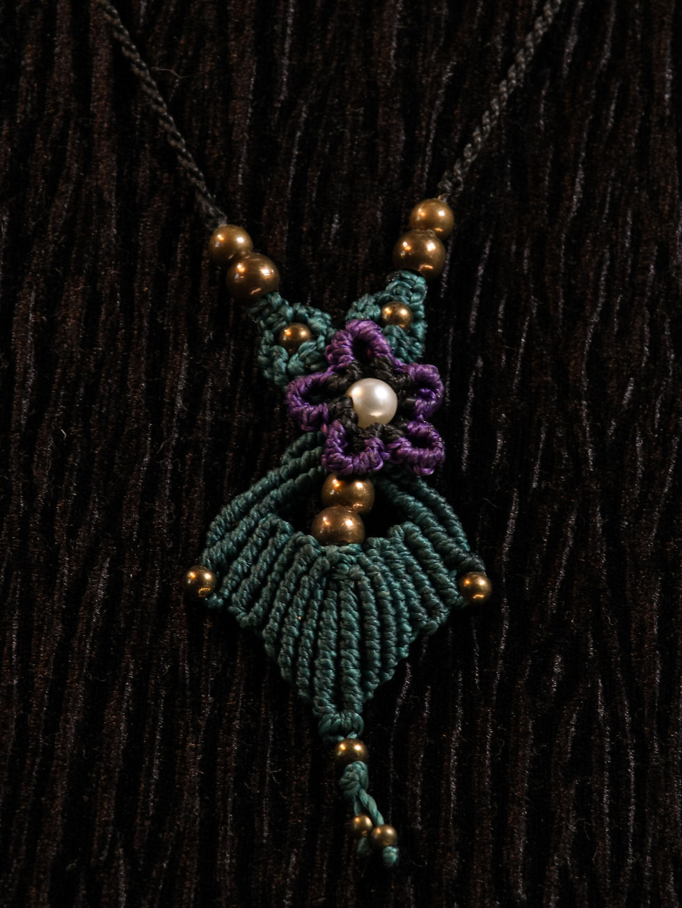 Makramee Halskette Dunkelgrün mit Lila Makramee Blume und Messingperlen