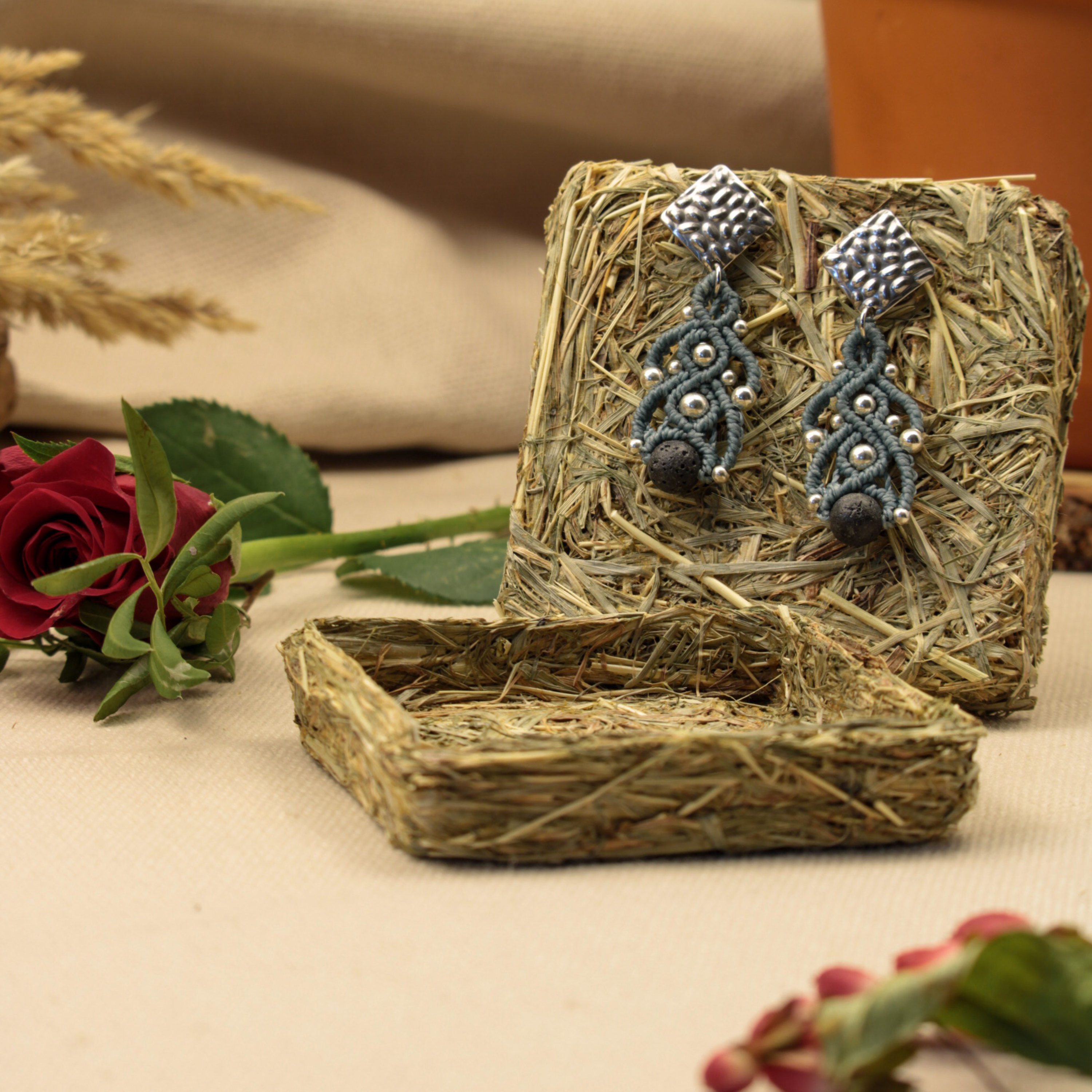 Makramee Ohrringe Chiara in der Farbe Jeans mit Lavastein Perle