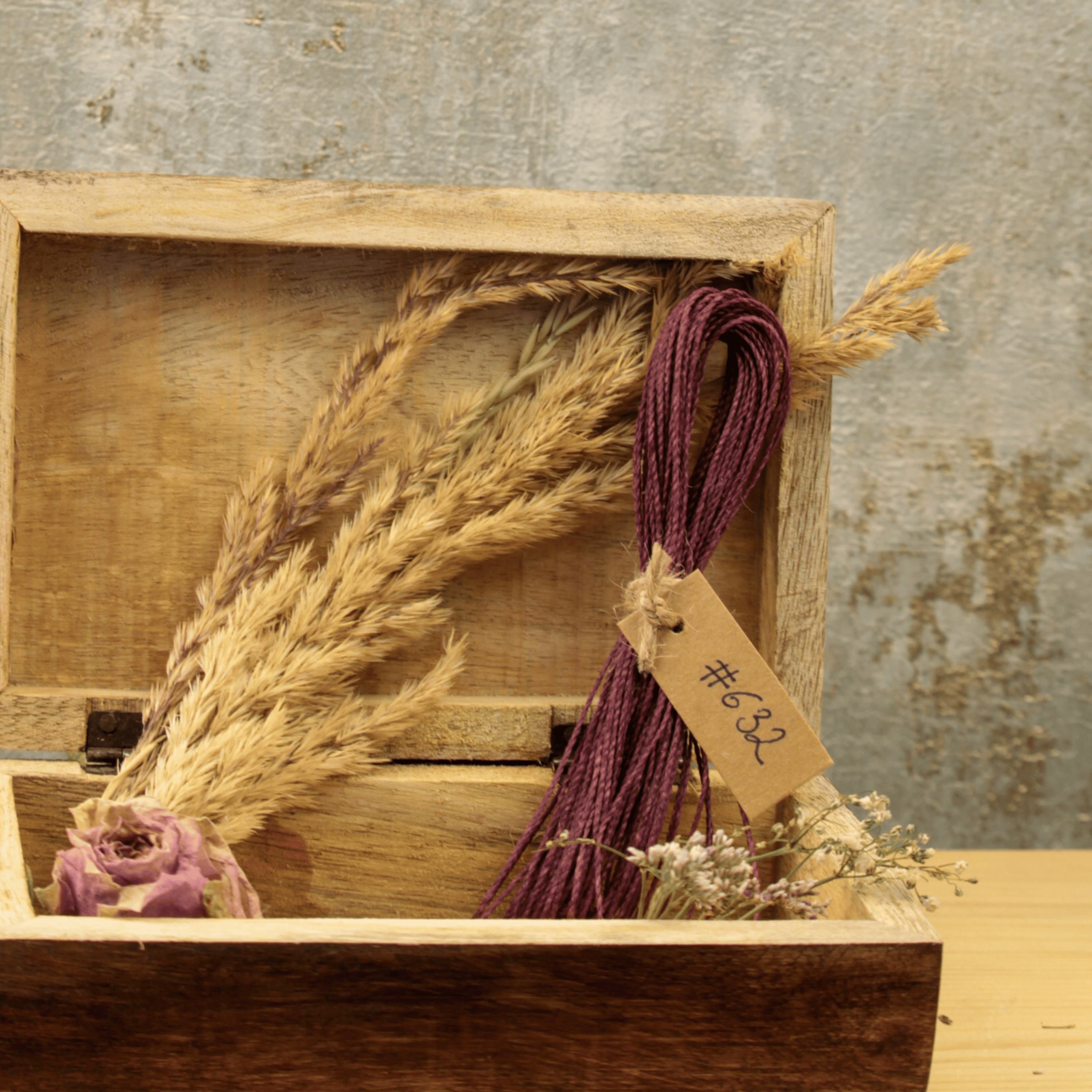 Linhasita Makramee Garn Stärke 1mm in einer Holzbox mit Trockenblumen, nachhaltiges Material für handgeknüpften Schmuck.