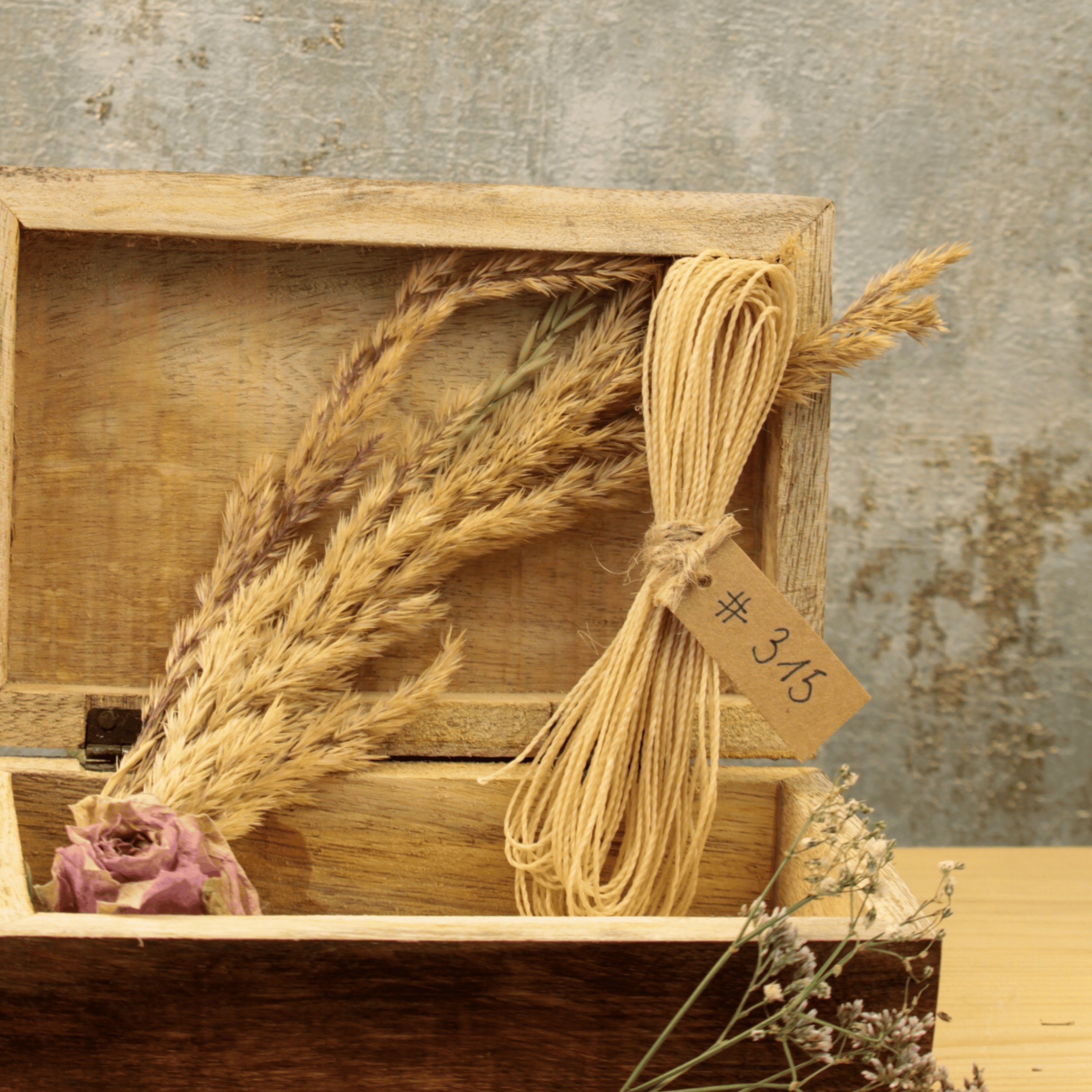 Beige Linhasita Makramee Garn Stärke 1mm in einer Holzbox mit Trockenblumen, nachhaltiges Material für Schmuck