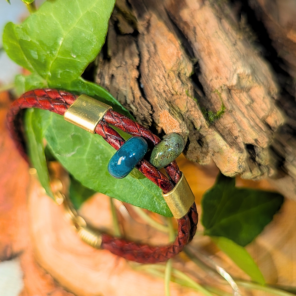 „Rionn Ocean“ – Lederarmband Himmel und Wasser japanische Jaspis Perlen blau grün