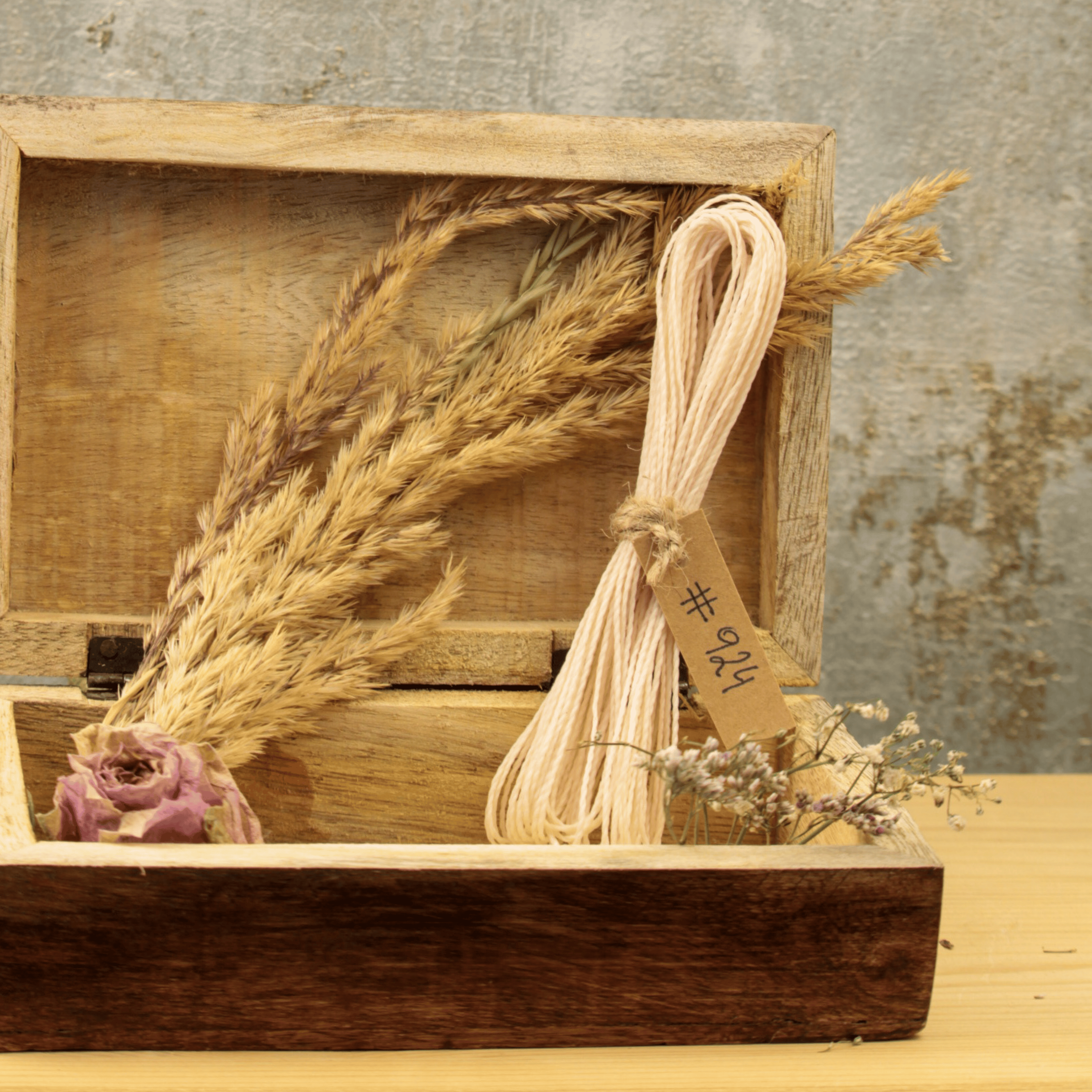 Linhasita Makramee Garn Stärke 1mm in einer Holzbox mit Trockenblumen, nachhaltiges Material für handgeknüpften Schmuck.