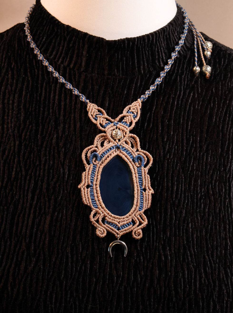 Makramee Halskette im Orientstyl mit Achatscheibe
