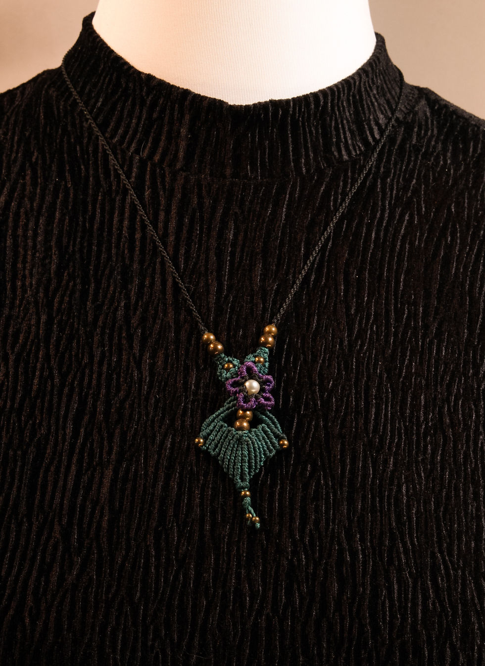 Makramee Halskette Dunkelgrün mit Lila Makramee Blume und Messingperlen