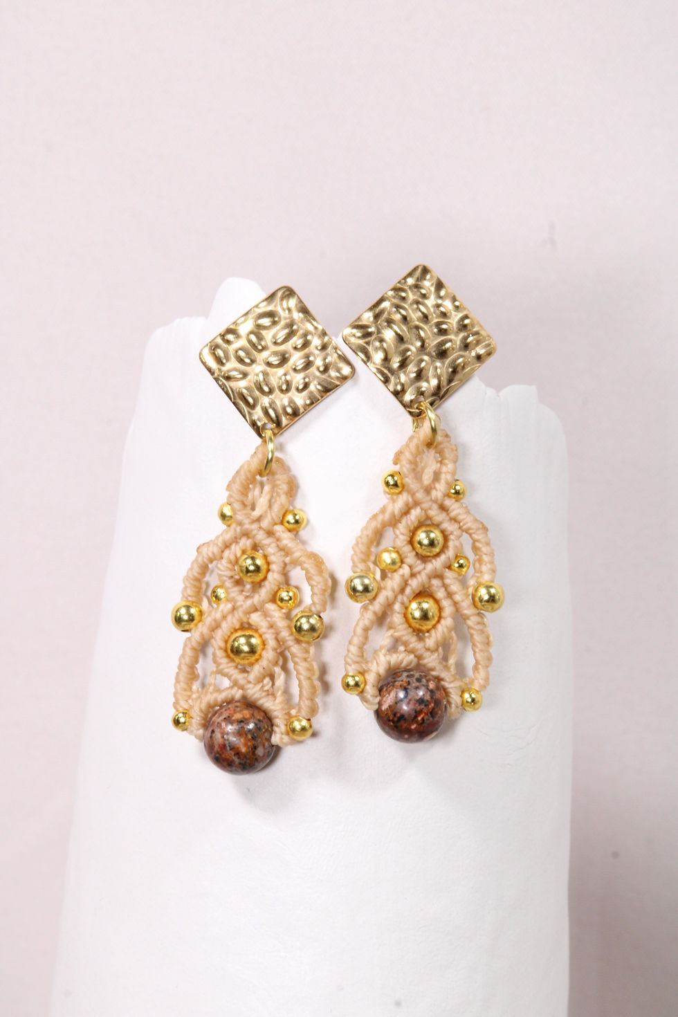 Makramee Ohrringe Farbe Beige Goldoptik