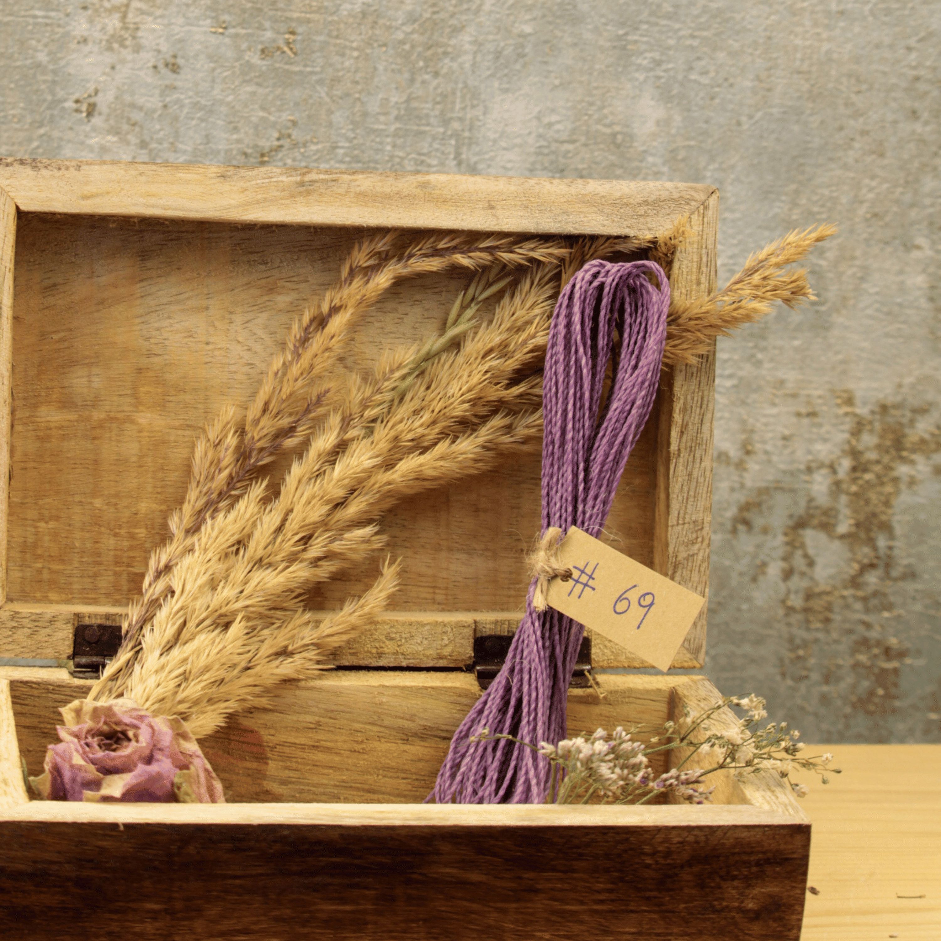 Linhasita Makramee Garn Stärke 1mm in einer Holzbox mit Trockenblumen, nachhaltiges Material für handgeknüpften Schmuck.