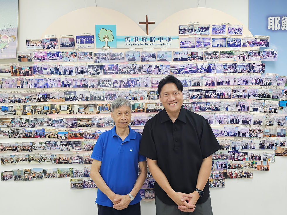 炳泉與他的兒子Raymond胡文威 (現任總幹事) 現在同心於「香港戒賭中心」服事
