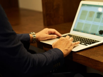 ラップトップPCで仕事する社員