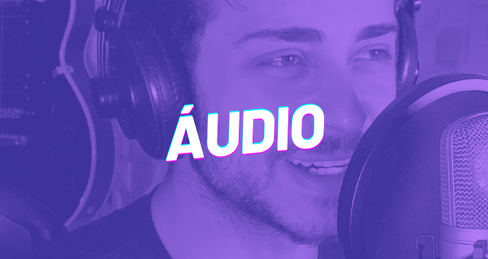 Patrick Vargas fazendo uma locução, com o texto "áudio" na frente e tudo em cor roxa.