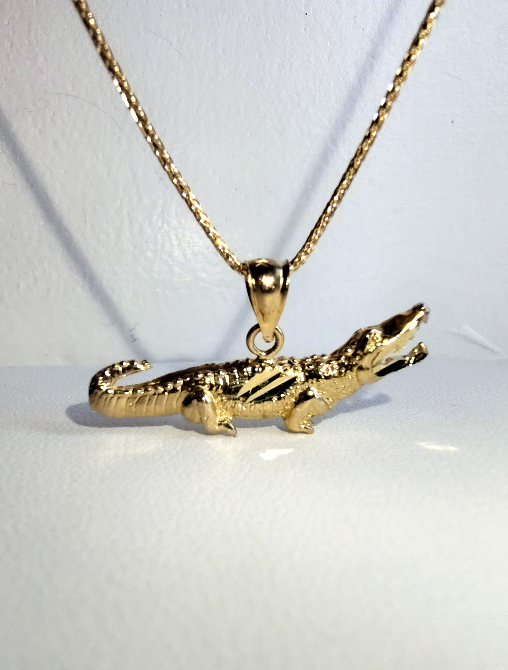 10K D/C ALLIGATOR PENDANT