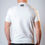Miniatura: Un giovane uomo indossa una T-Shirt Basic di colore bianco del brand Raikou Athletics,