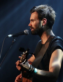 Jack Simard en concert solo sur scène