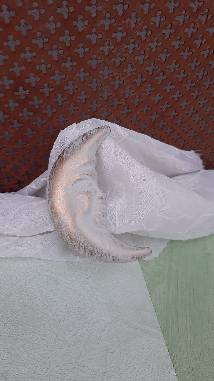 Pinza sujetadora de cortinas. Luna color manteca con patina dorada. 8x4.5cm