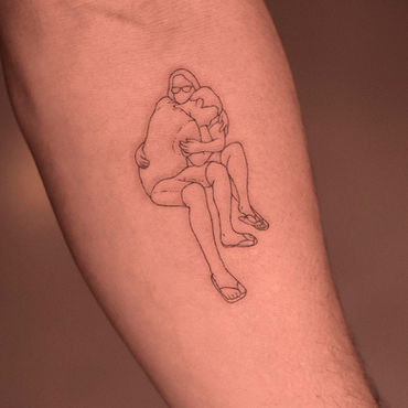 Tatuagem feita a partir e uma fotografia da família. em linhas finas