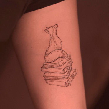 Tatuagem de raposa e livros delicada em fineline