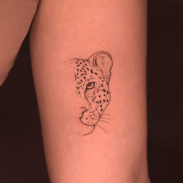 tattoo de leopardo em estilo fineline no braço