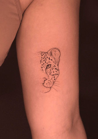 tattoo de leopardo em estilo fineline no braço