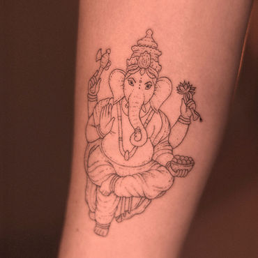 Tatuagem de Ganesha em estilo fineline com detalhes delicados
