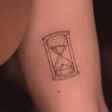 Tattoo de ampulheta em estilo fineline minimalista feita em Lisboa
