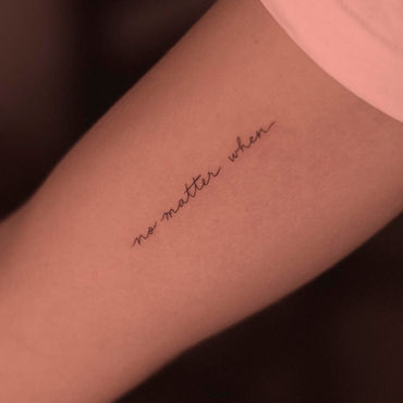 Tatuagem de escrita delicada em estilo manuscrita em linhas finas no braço