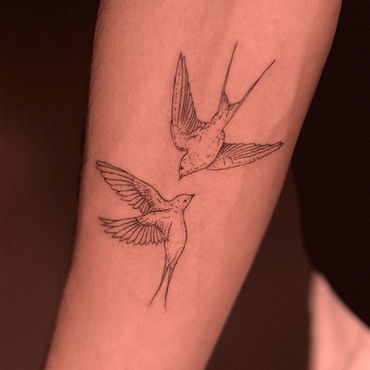 Tatuagem de andorinhas em fineline