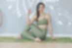 Nathalia Morgana em postura de Yoga