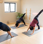 Alunos praticando Yoga